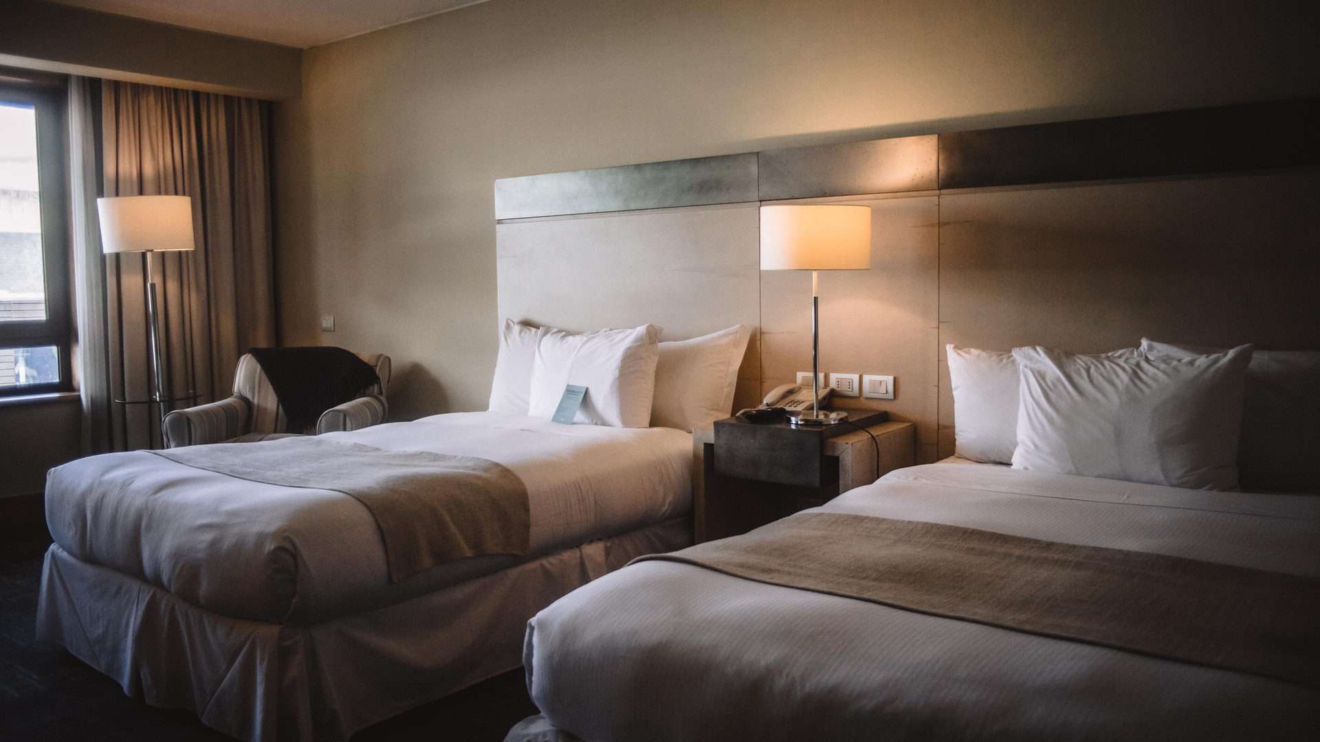 Deluxe, Twin Beds, Street View