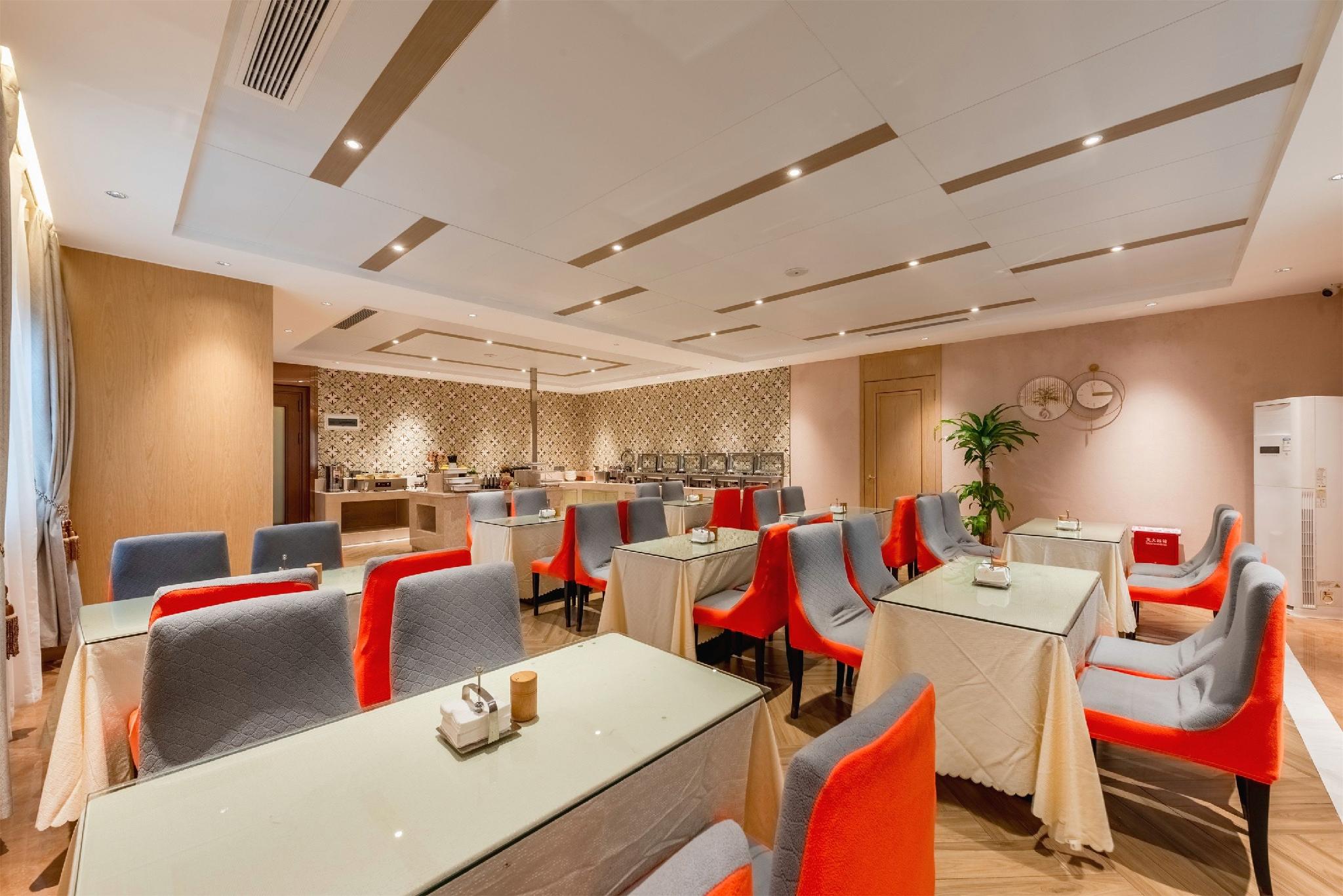 Vienna Hotel (Shenzhen Longsheng Metro Station) 38/41