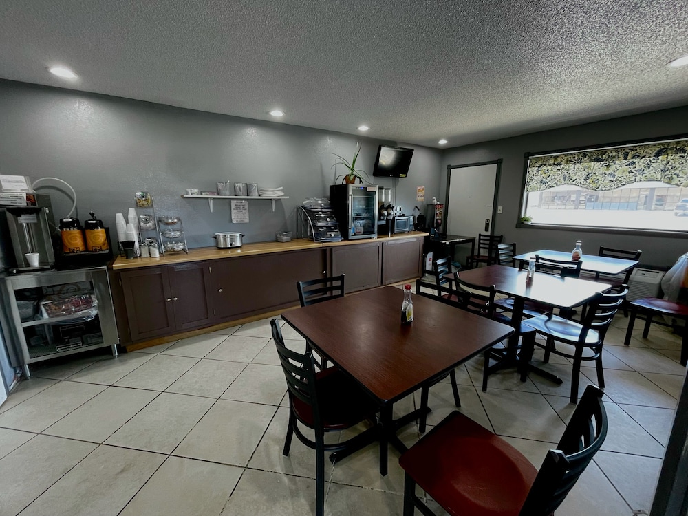 Royal Inn & Suites 13/24