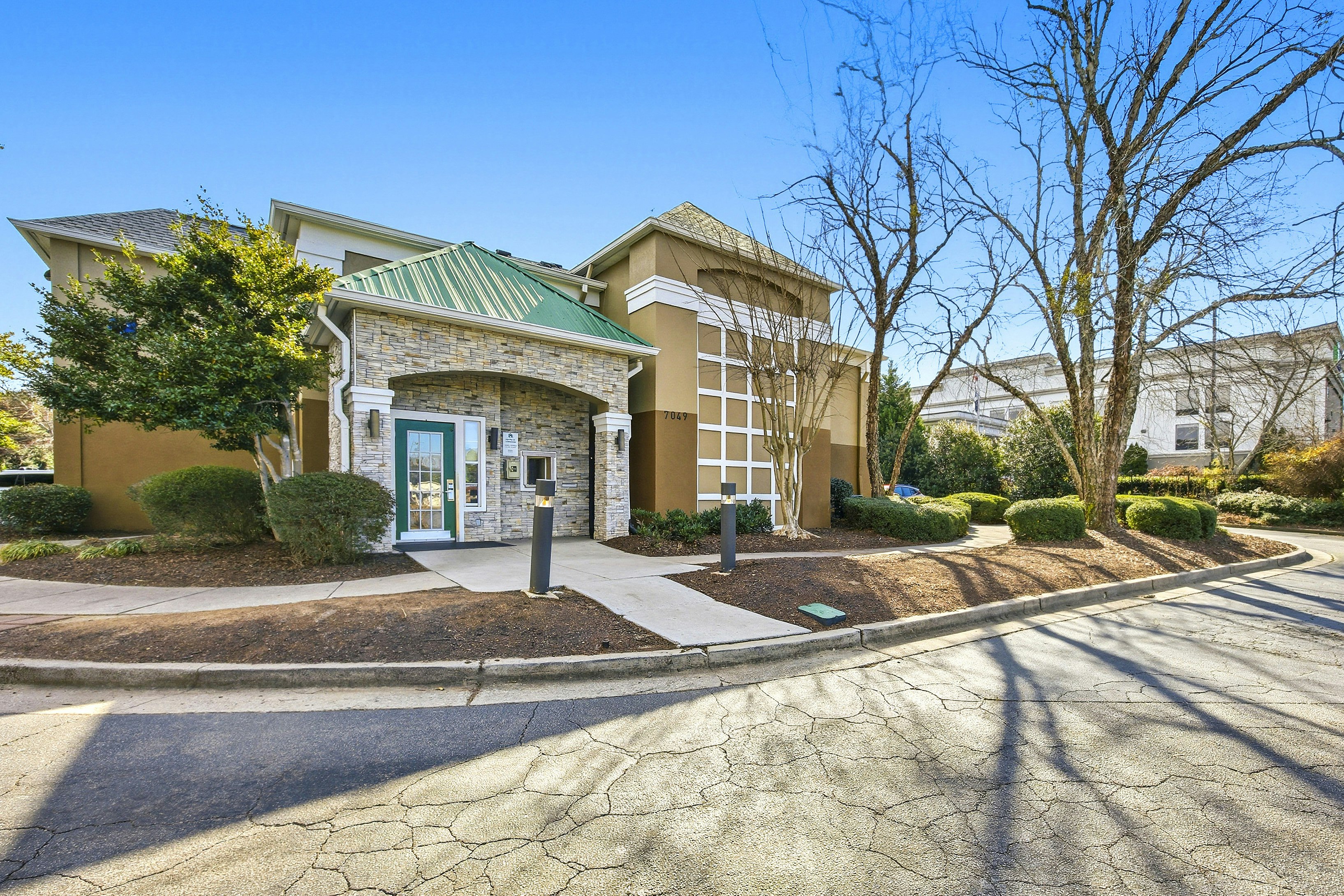 HomeTowne Studios by Red Roof Atlanta NE - Peachtree Corners 40/50