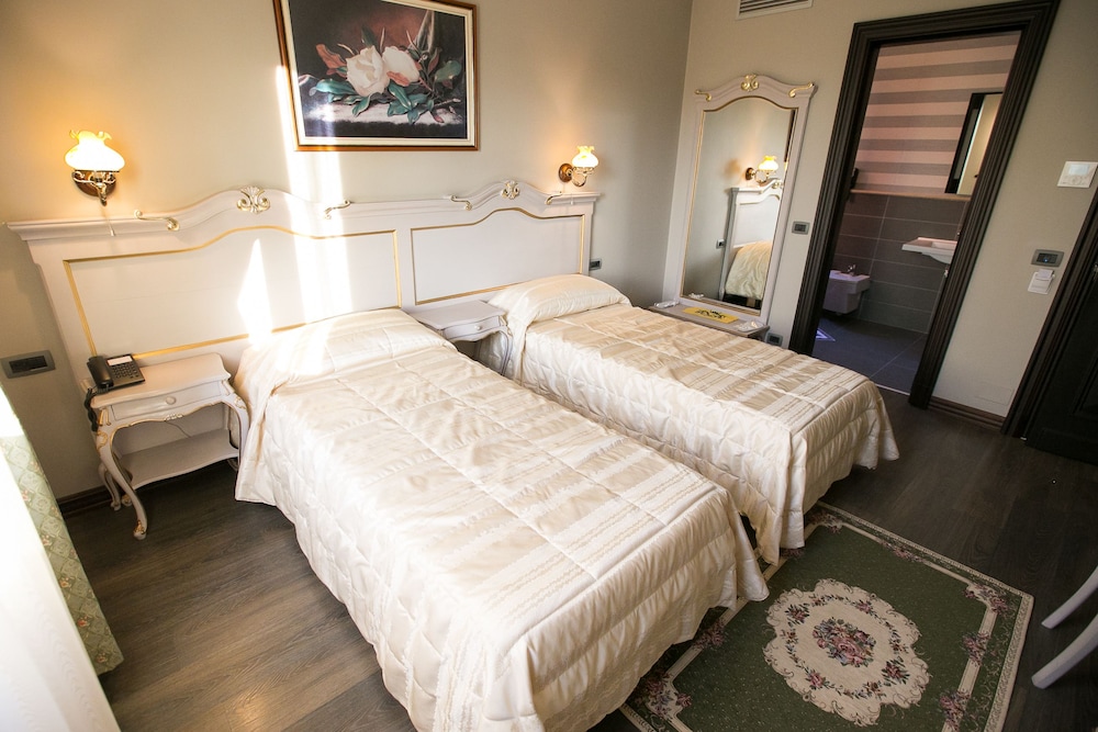 Hotel Victoria 12/43