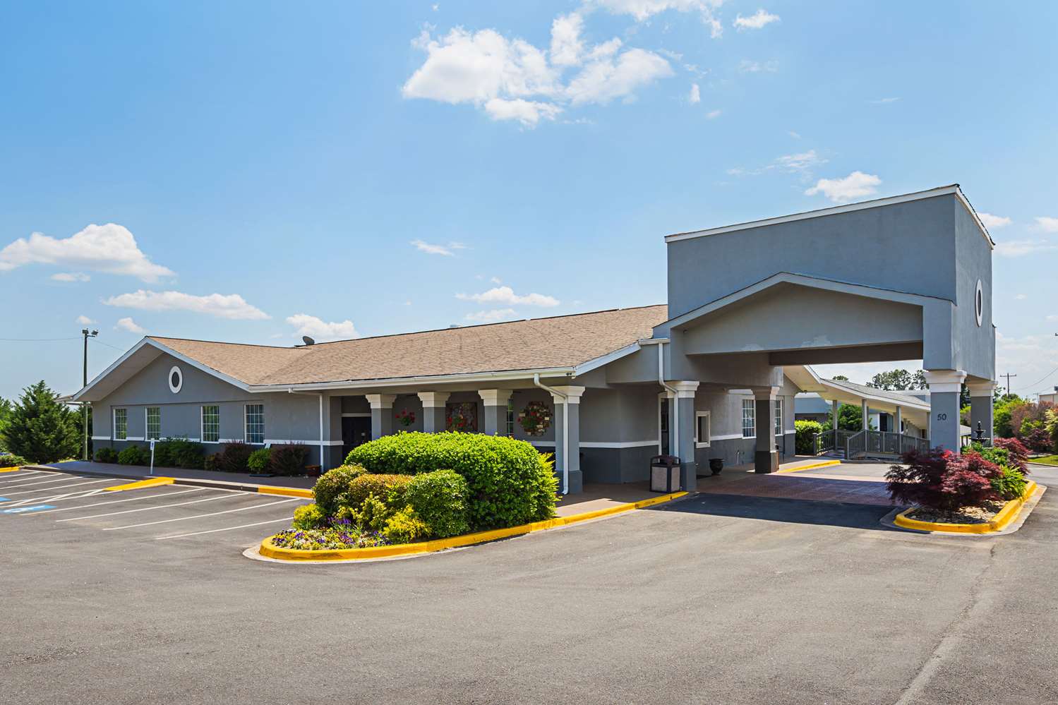 Quality Inn & Suites Greenville - Haywood Mall 24/28