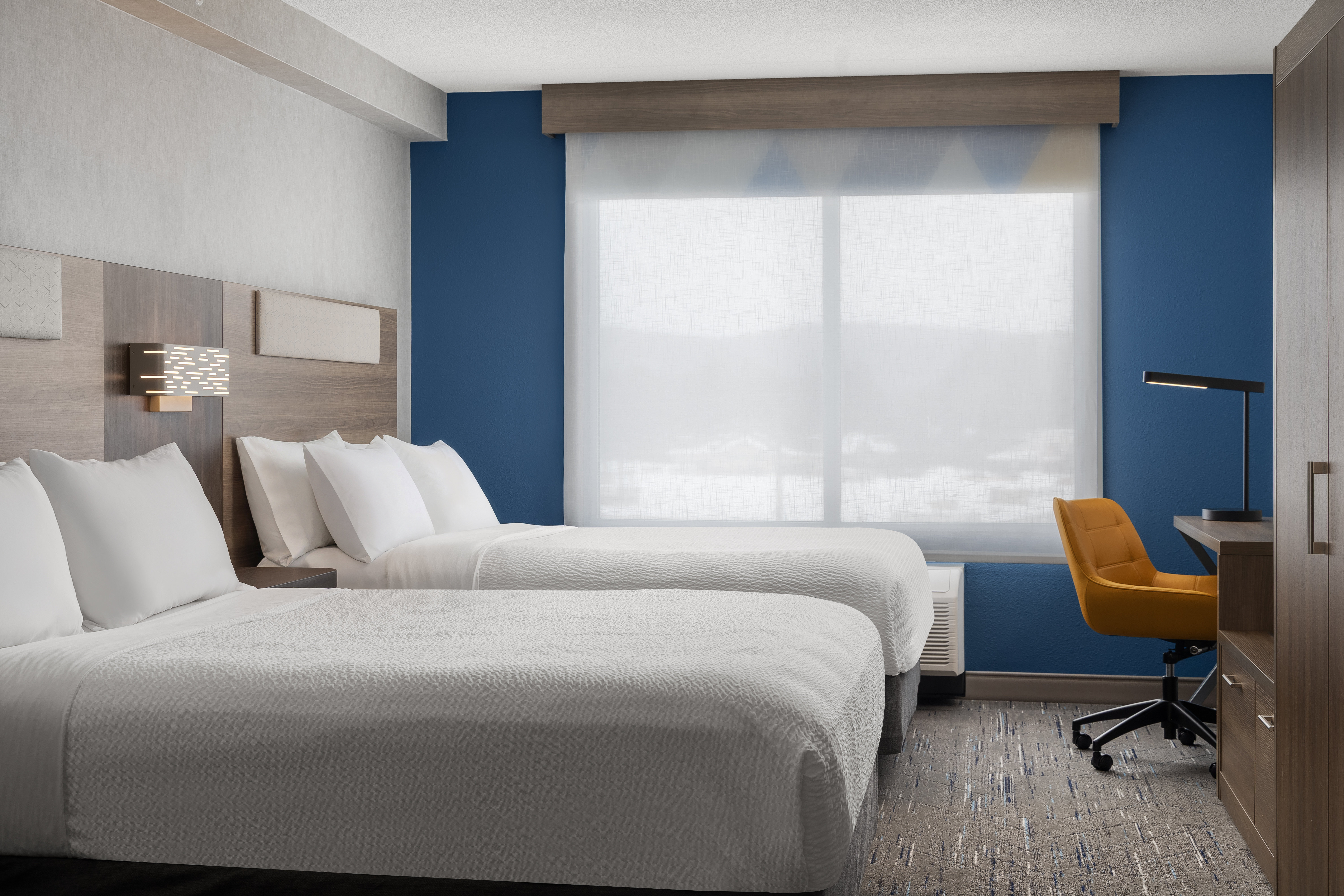 Holiday Inn Express Suites 24/66