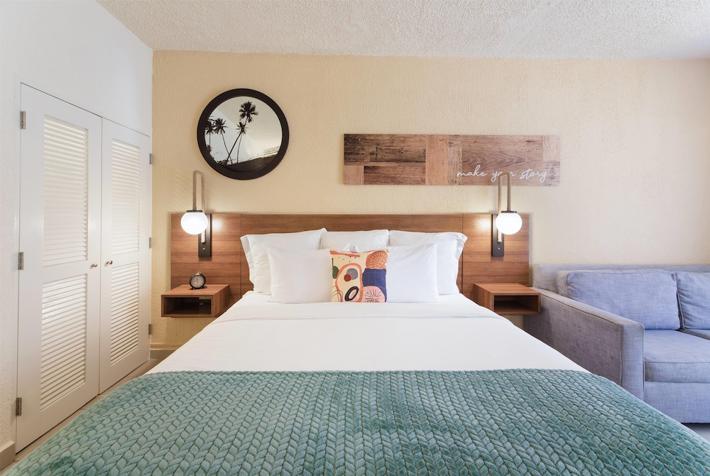 Room, King Bed, Pool Side