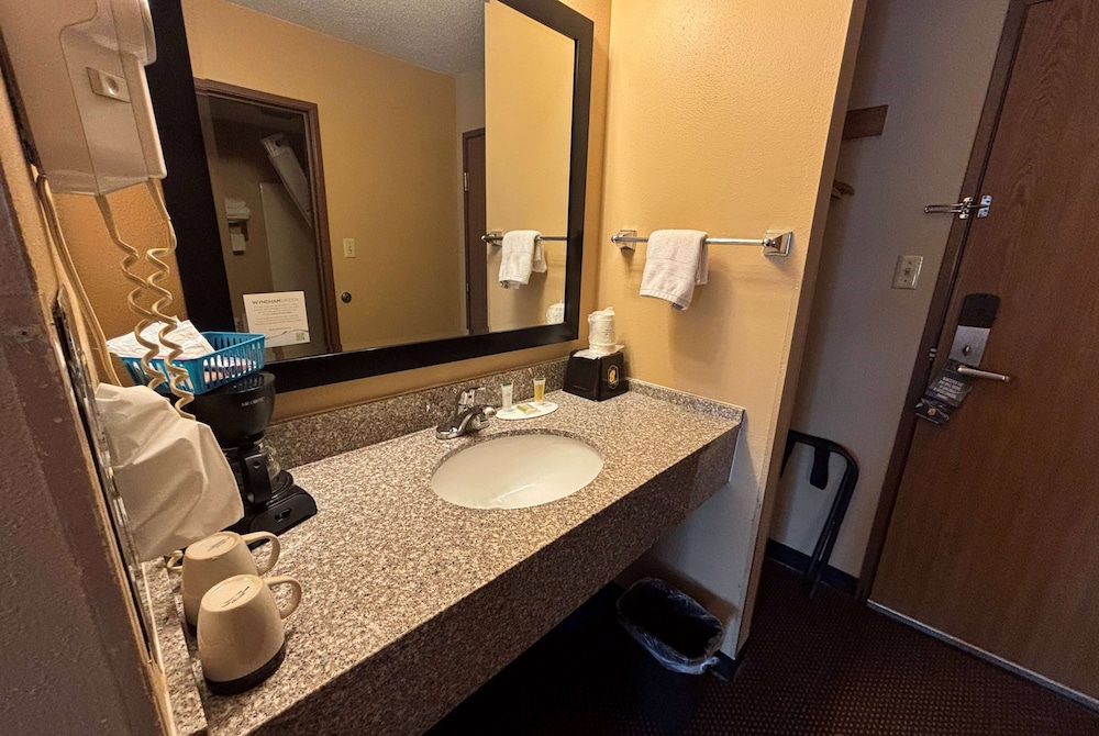Super 8 by Wyndham Du Quoin 21/23