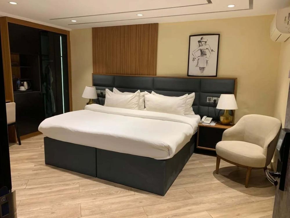 Iris Hotel 11/50