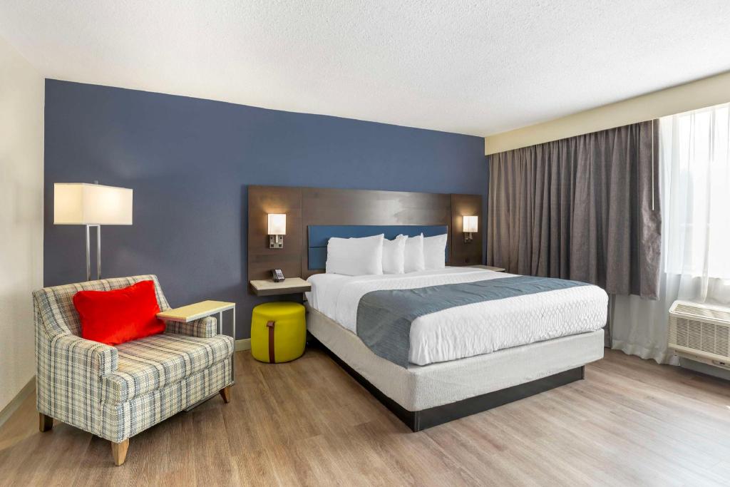 غرفة بسرير كينج مع أريكة لذوي الإعاقة، Best Western Premier Richmond City Gateway 2/10