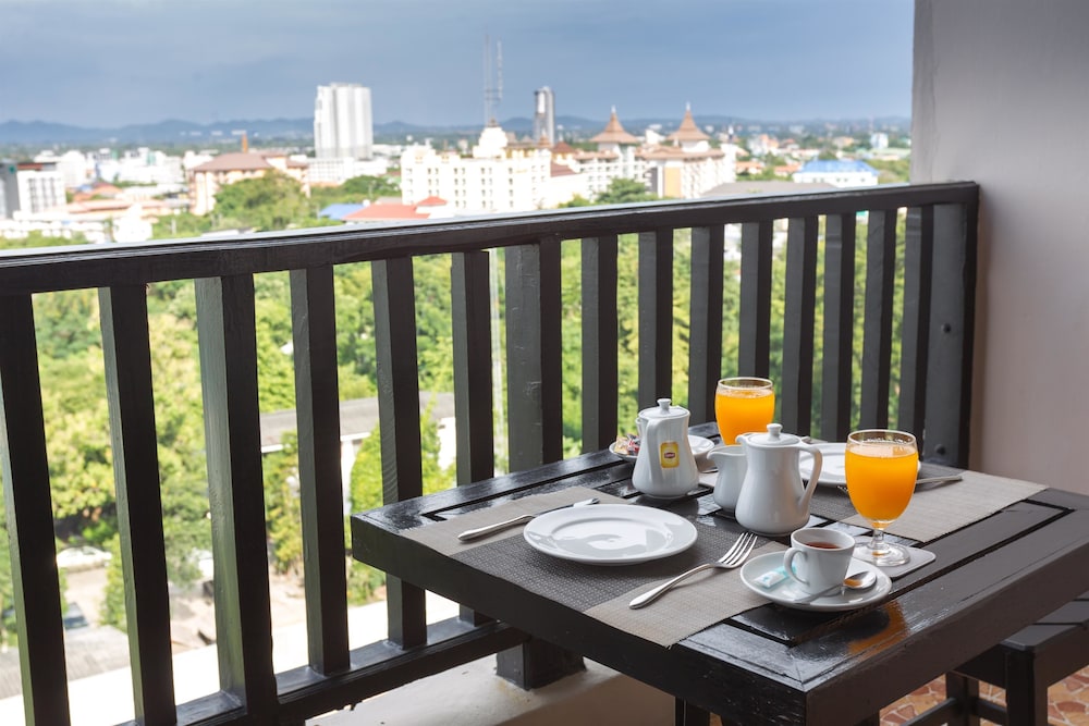 Golden Tulip Essential Pattaya 39/65