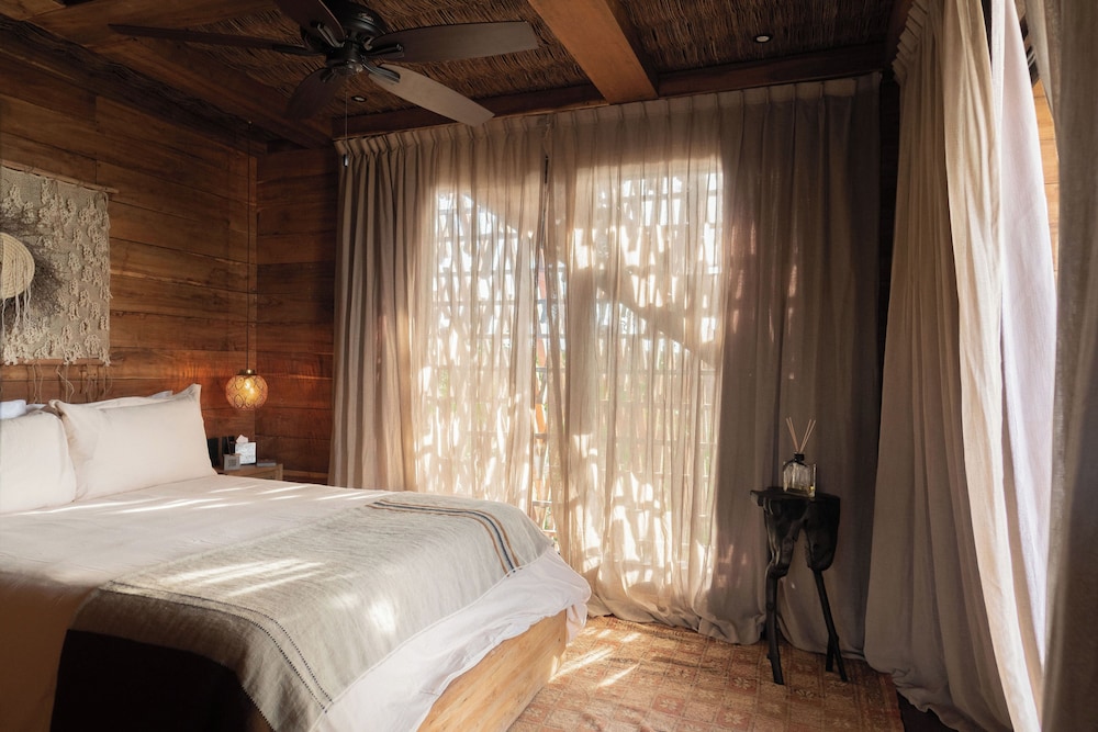 Tree House, Queen Bed, Beach Front