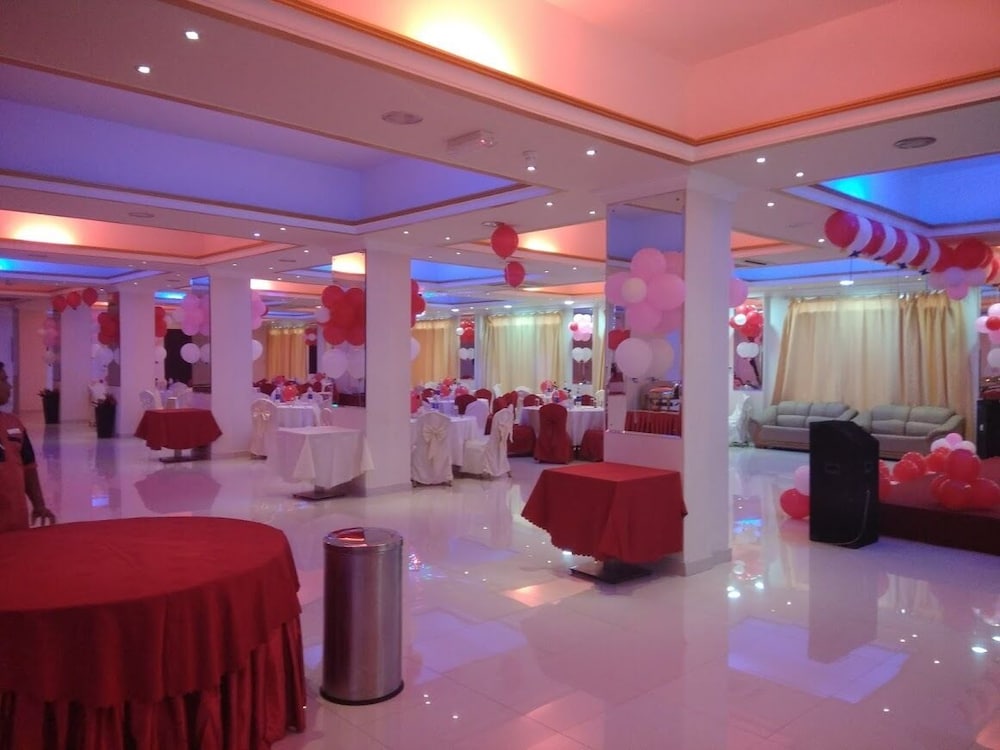 Royal Garden Hotel 17/19