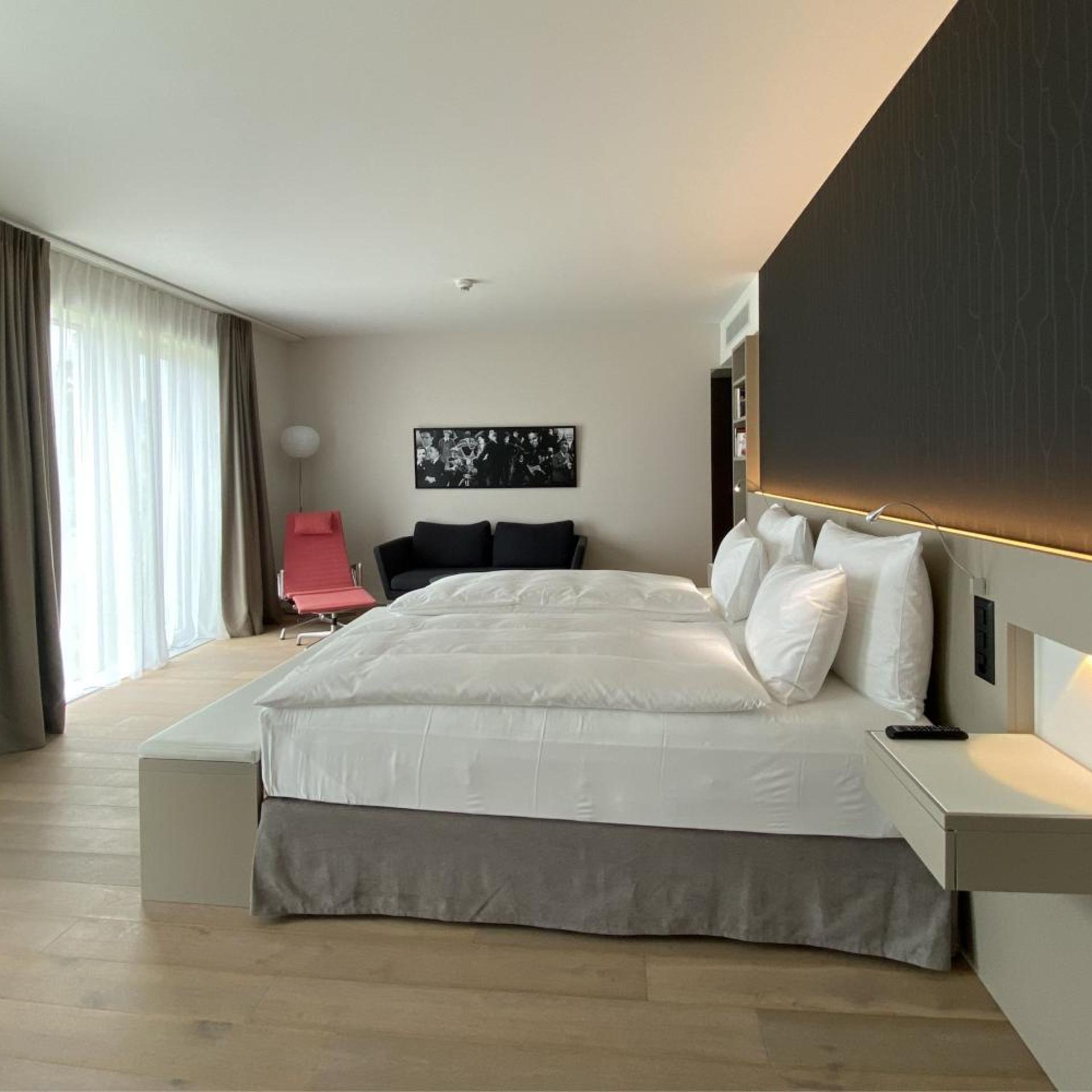 Junior Suite, King Bed, Partial Water View
