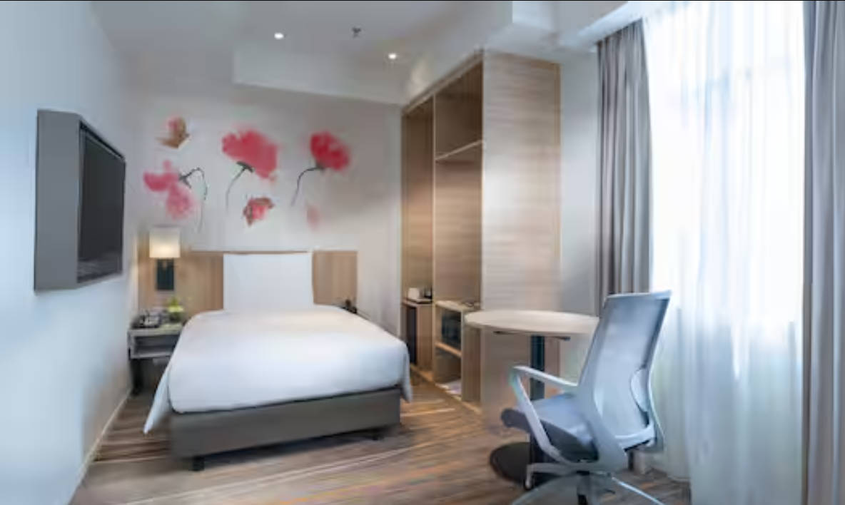 GUEST ROOM, SINGLE, TWIN TOWERS VIEW