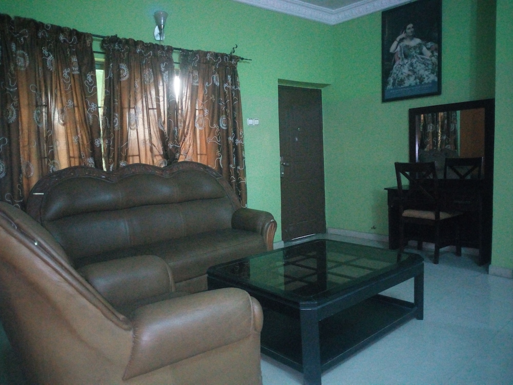 Sylvia's Place 17/19