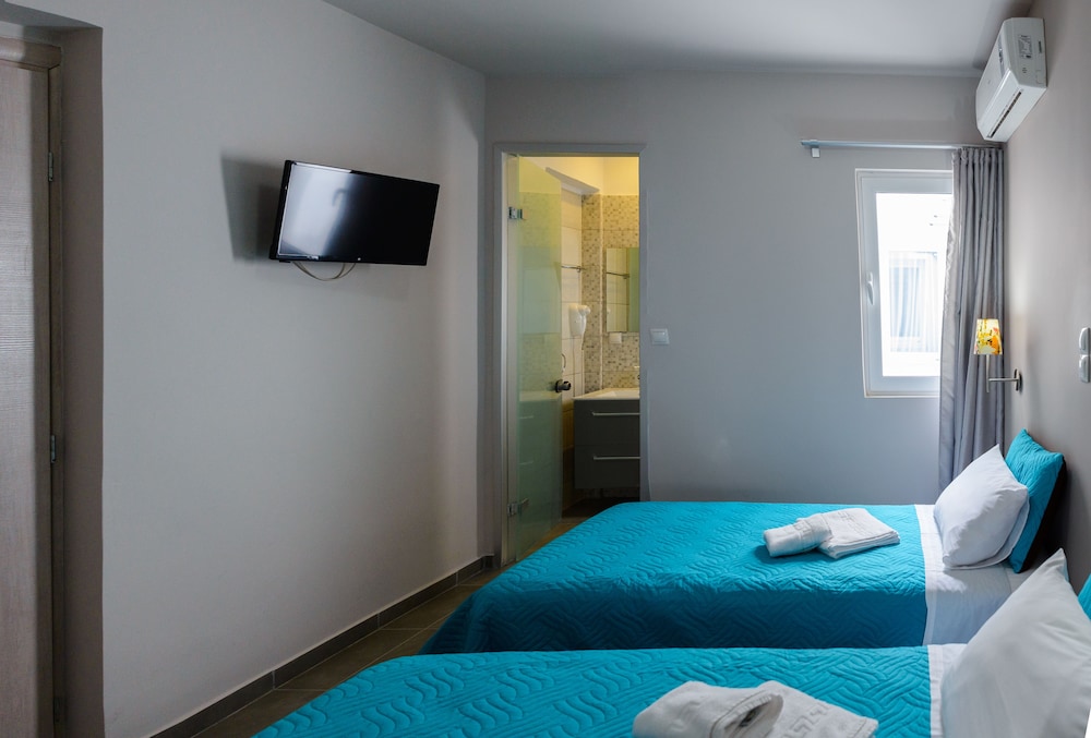 Lux Hotel 8/38