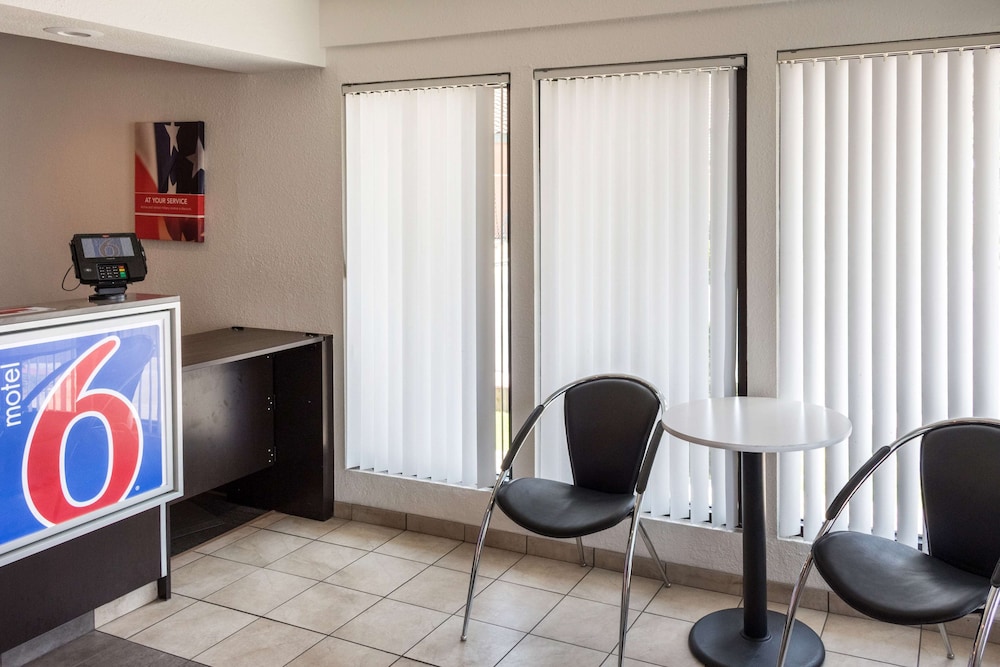 Motel6 Bakersfield, CA - Convention Center 10/37