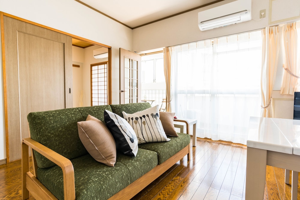 Universal Bay Condominium 32/60