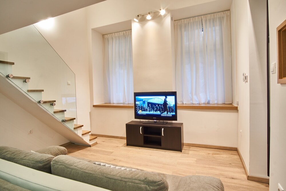 V27 Budapest Apartment 12/18