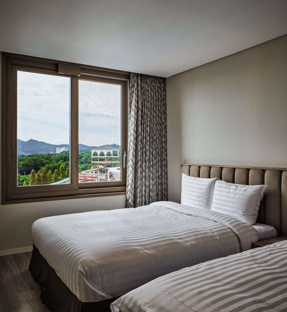 Suite, Triple, 1 Single and 2 Double Beds, East Tower