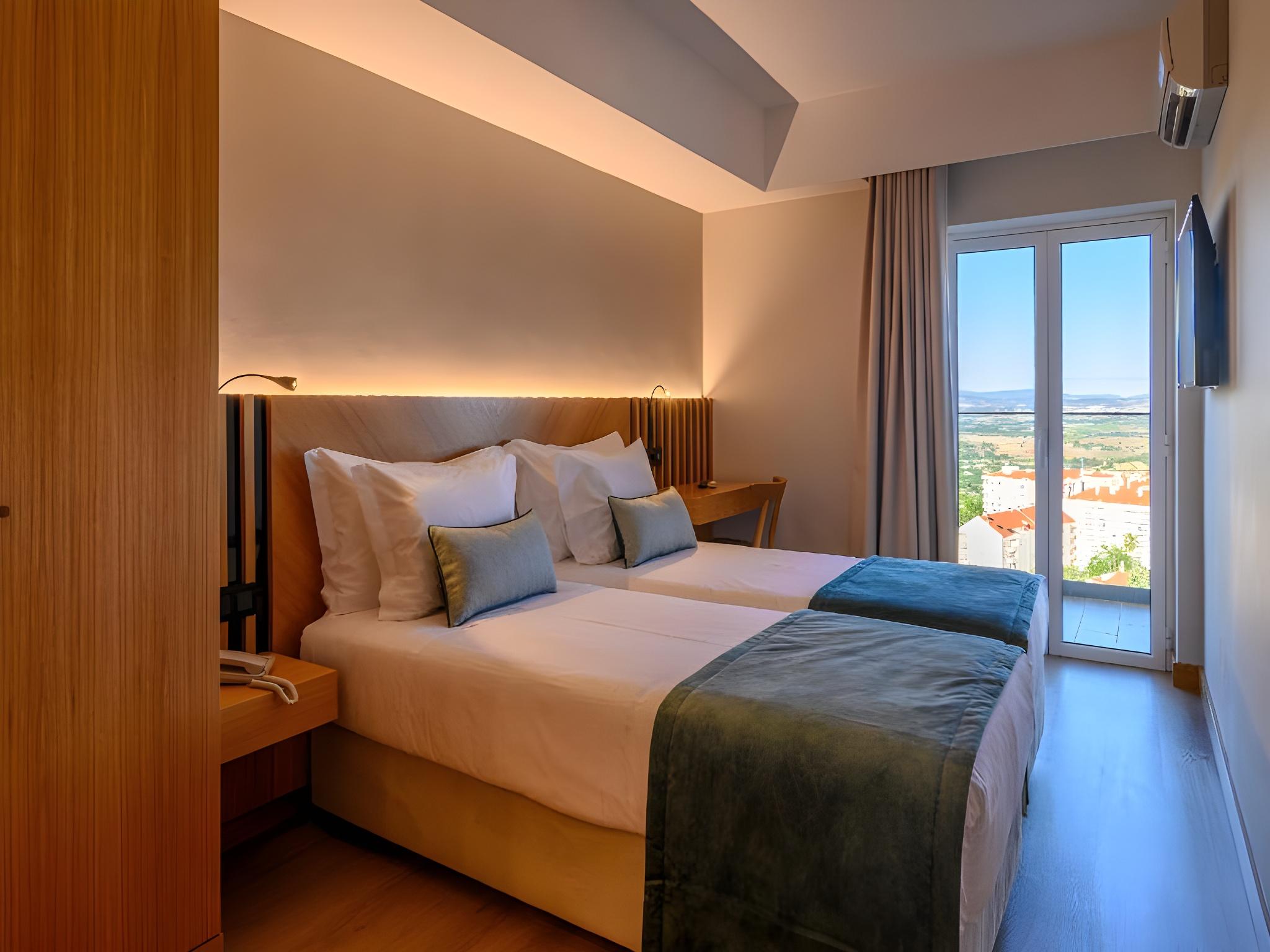 Room, Single, Twin Beds