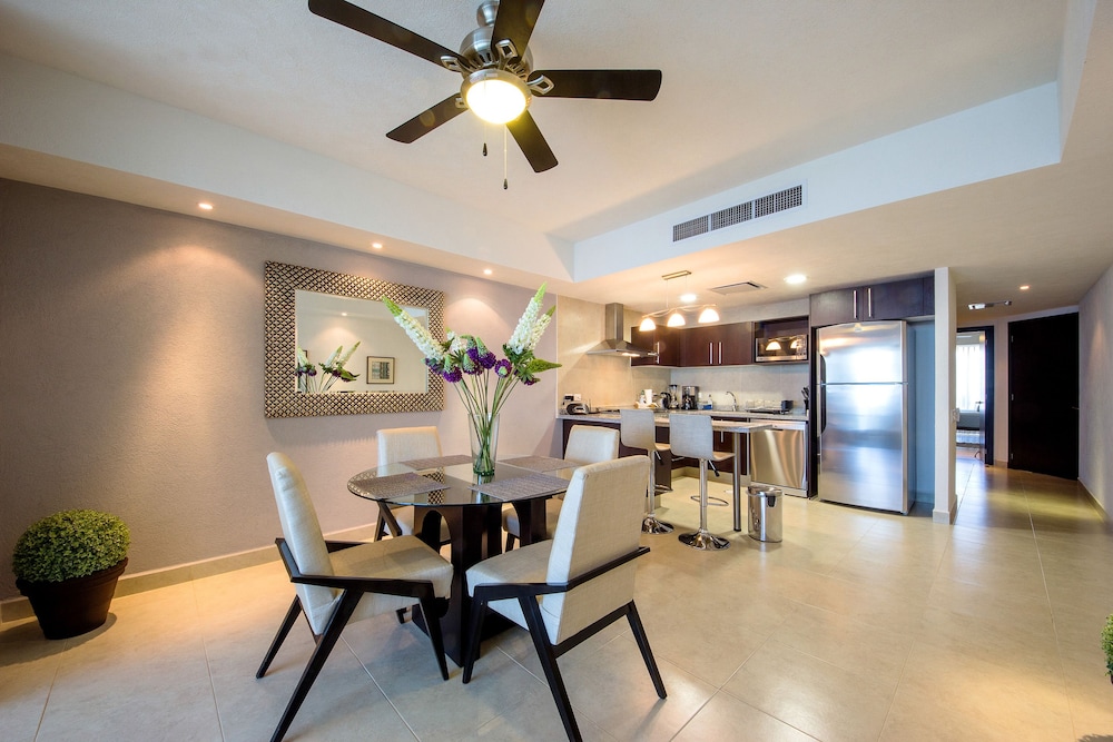 Grand Venetian Condominium 34/50