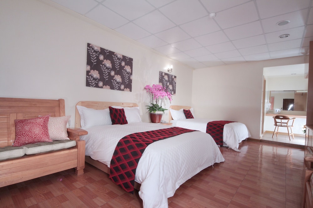 ROOM, QUADRUPLE
