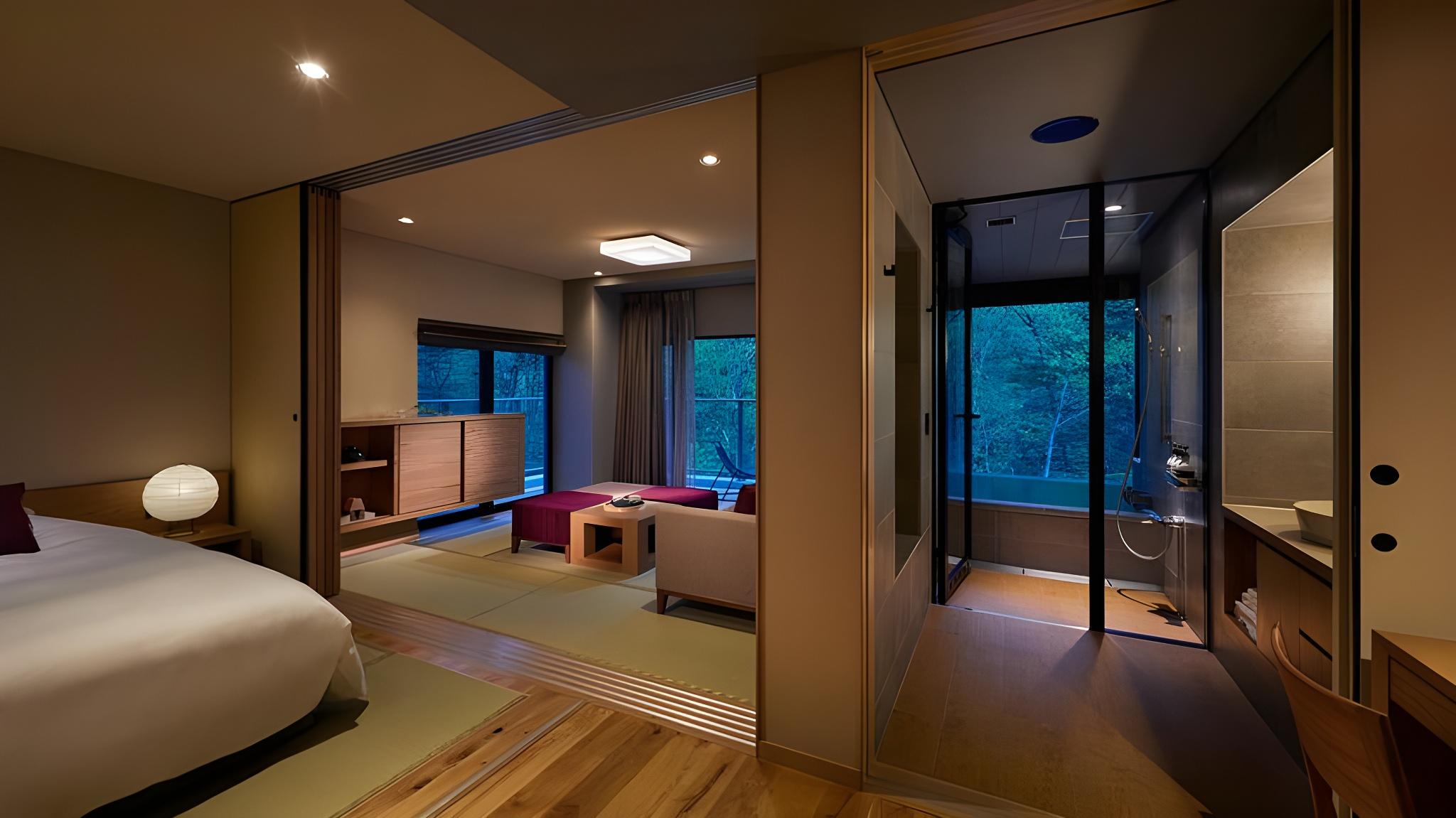 Semi East, Style, Balcony