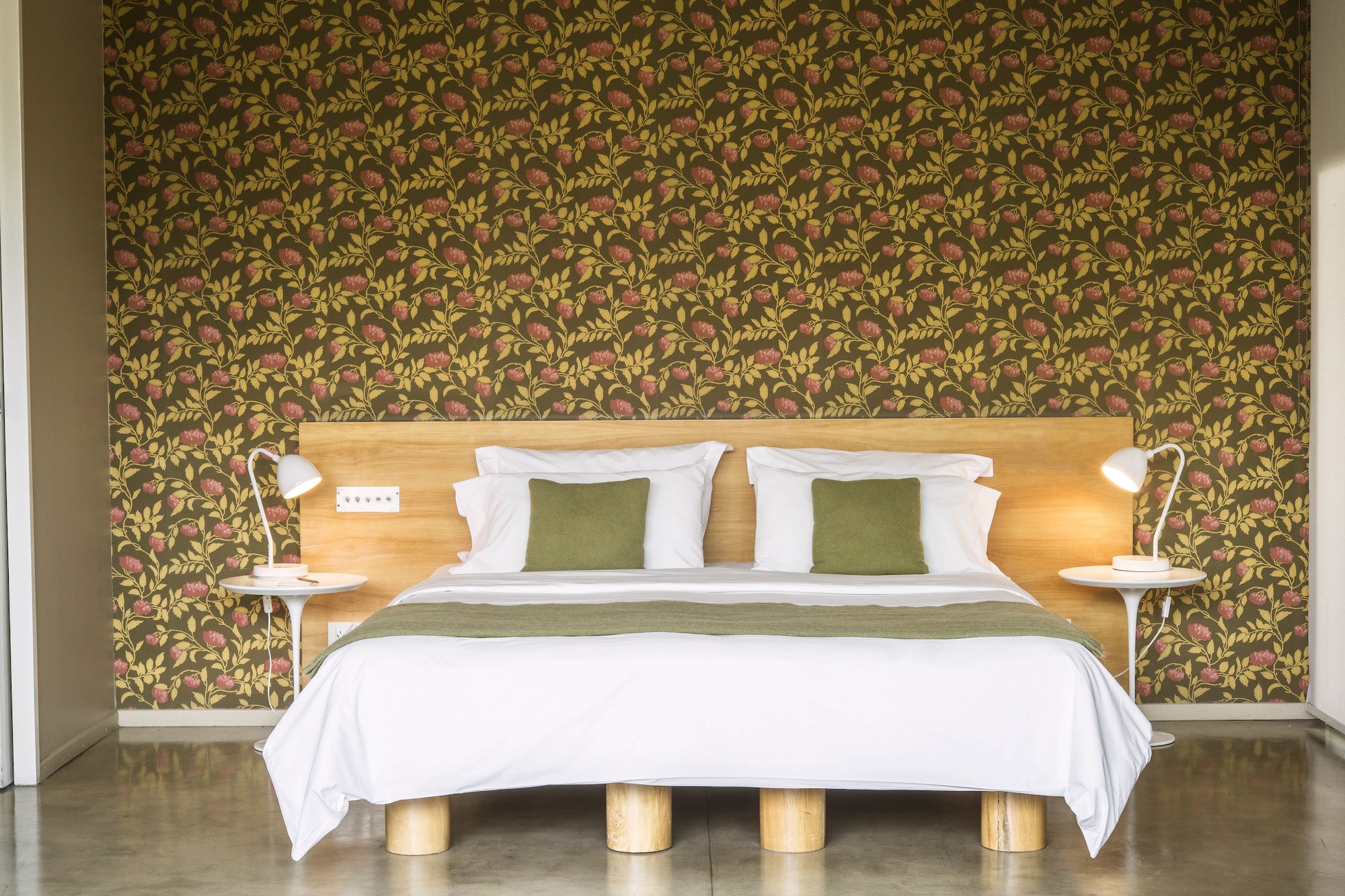 Suite, King Bed, Pool Side