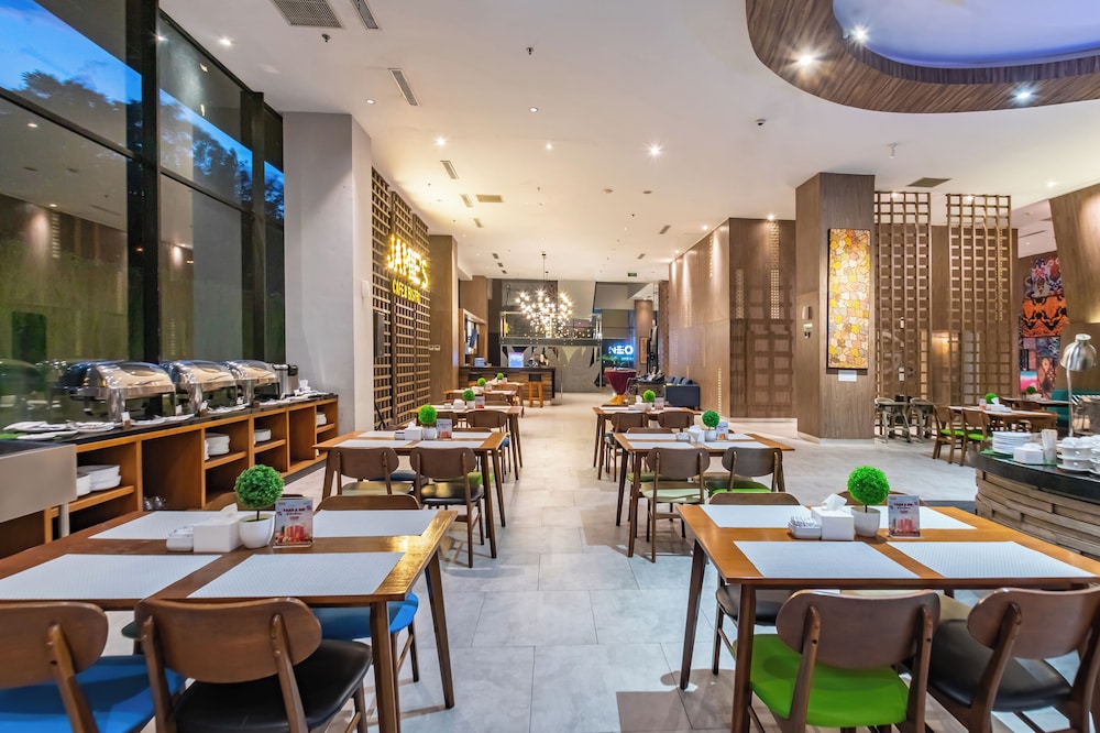 Hotel Ayola Lippo Cikarang 44/60