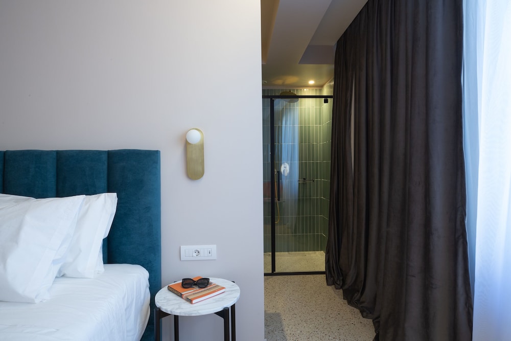 L'Avventura Athens 21/50