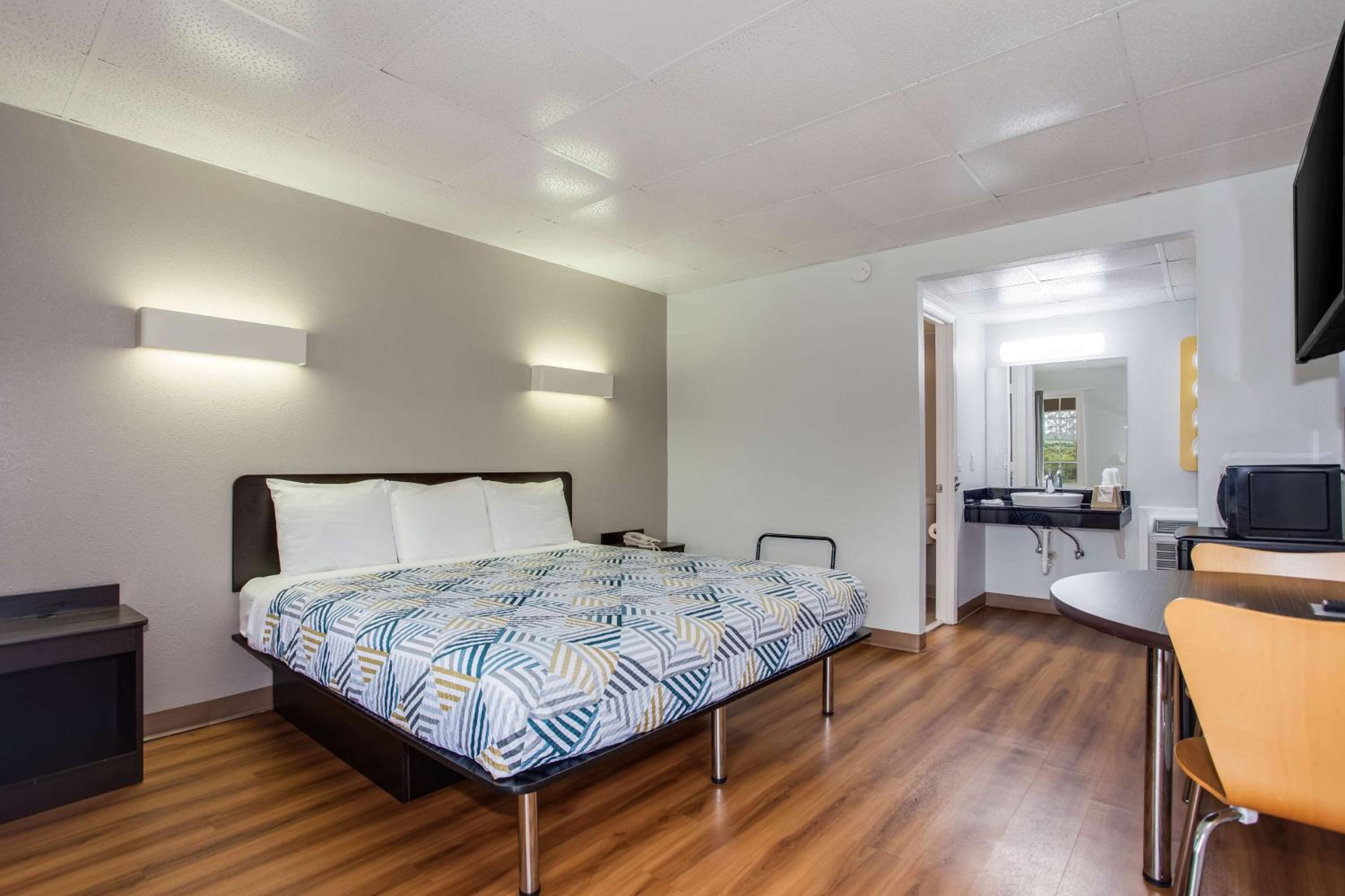 Deluxe, King Bed