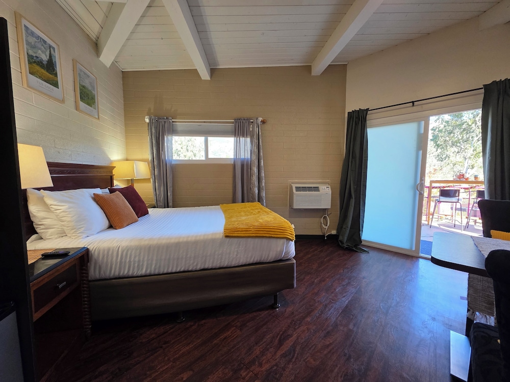 Basic, Queen Bed, Pet Friendly