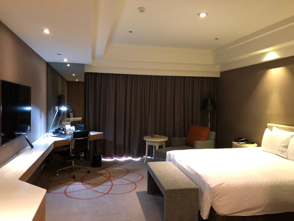DELUXE, QUEEN BED
