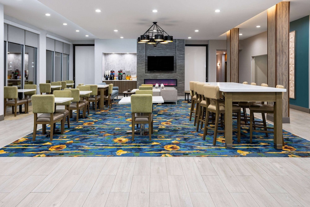 La Quinta Inn & Suites by Wyndham Locust Grove 46/55