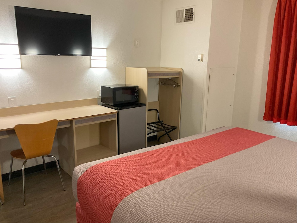 Motel6 Pearl, MS - Jackson Airport 25/30