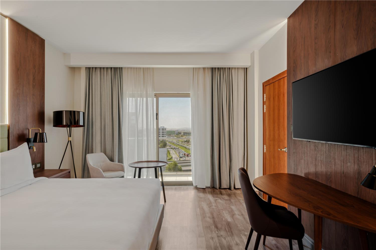 DELUXE, KING BED, AIRPORT VIEW