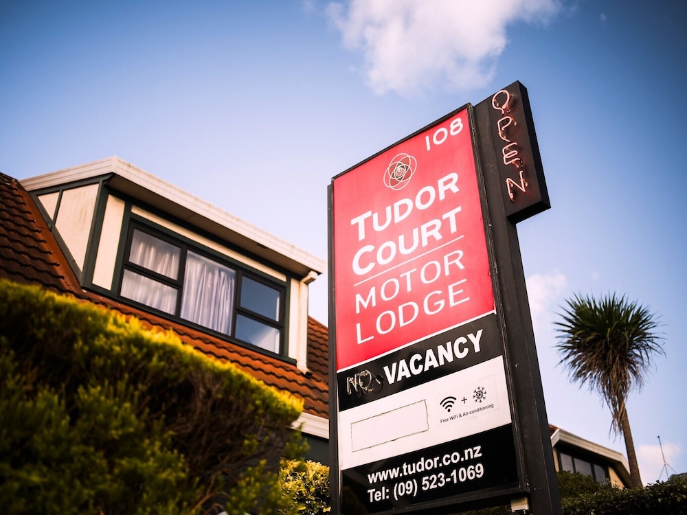 TUDOR COURT MOTOR LODGE 2/70
