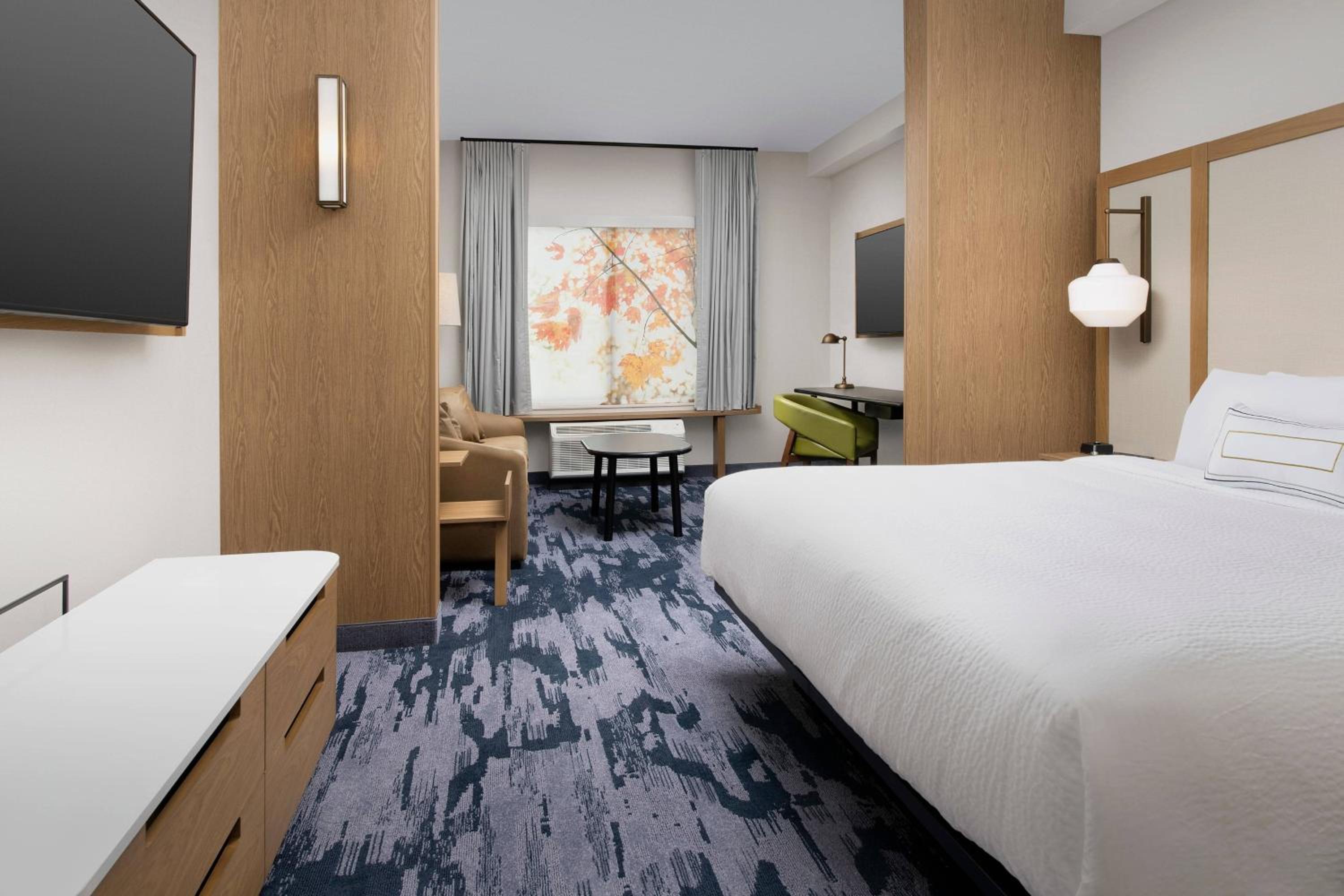Suite, King Bed, Sofa