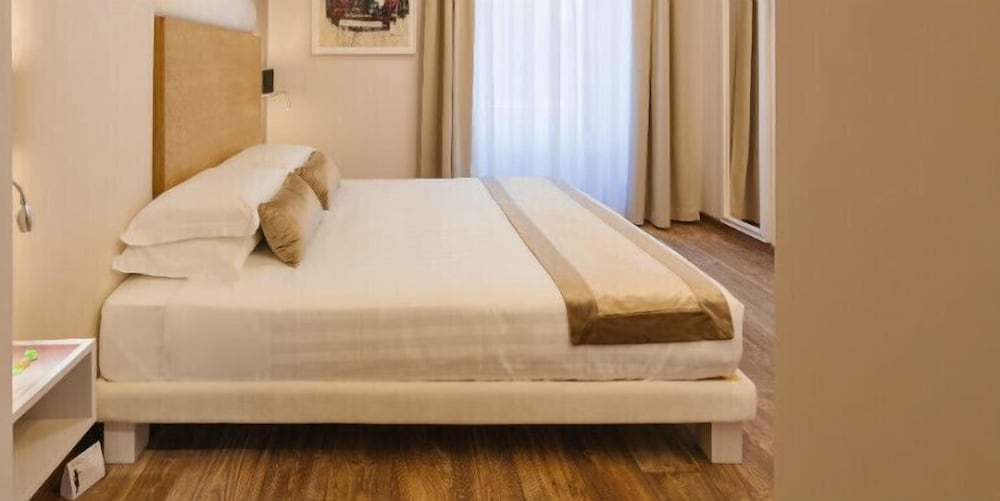 DELUXE, DOUBLE OR TWIN BED