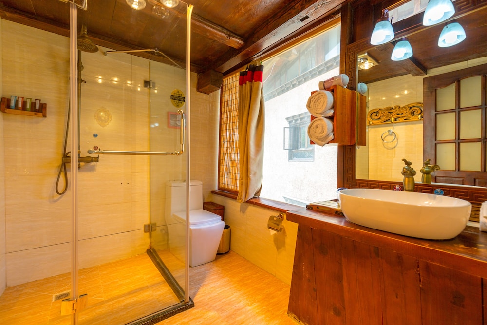 E-Outfitting Boutique Hotel Shangri-La 65/66