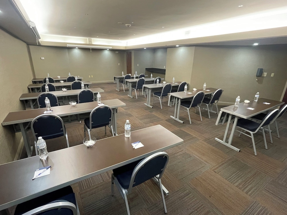 HOLIDAY INN EXPRESS CLEVELAND DOWNTOWN 51/59