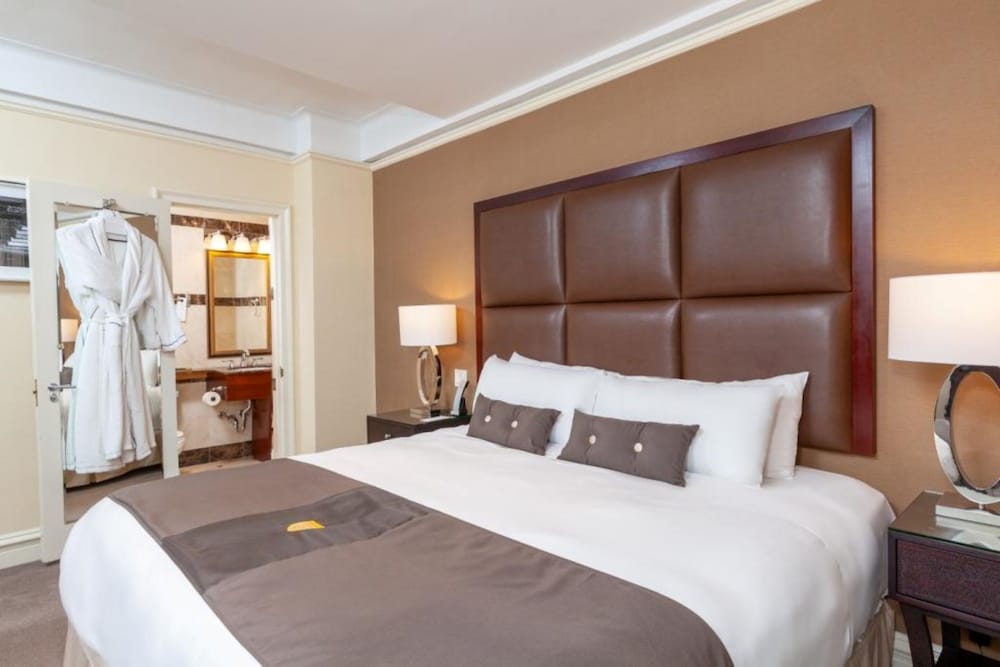 DELUXE, QUEEN BED