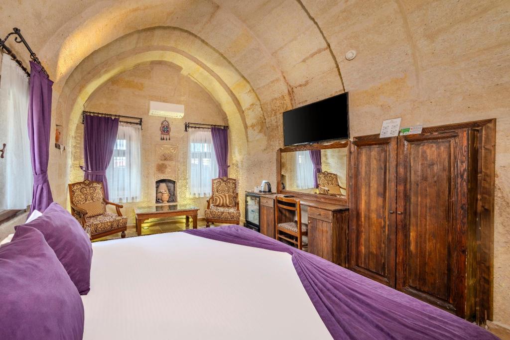 Cave, Superior, King Bed