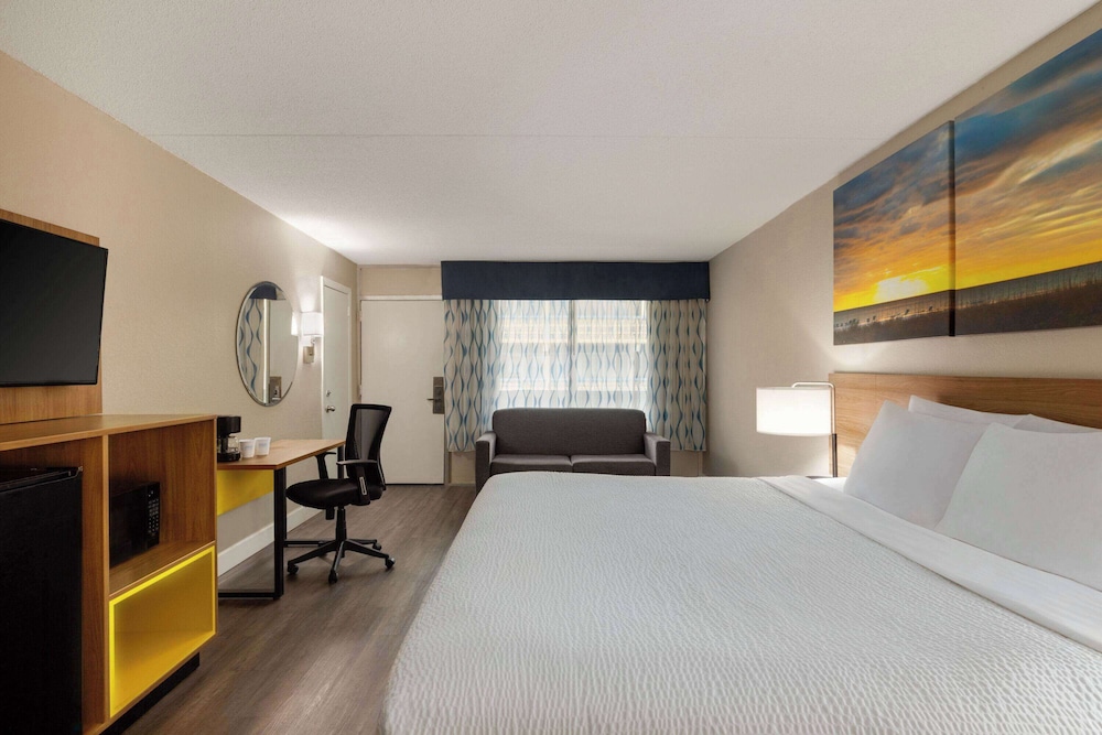 STANDARD, KING BED, STREET VIEW