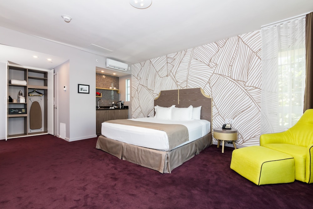 The L Hotel 17/50