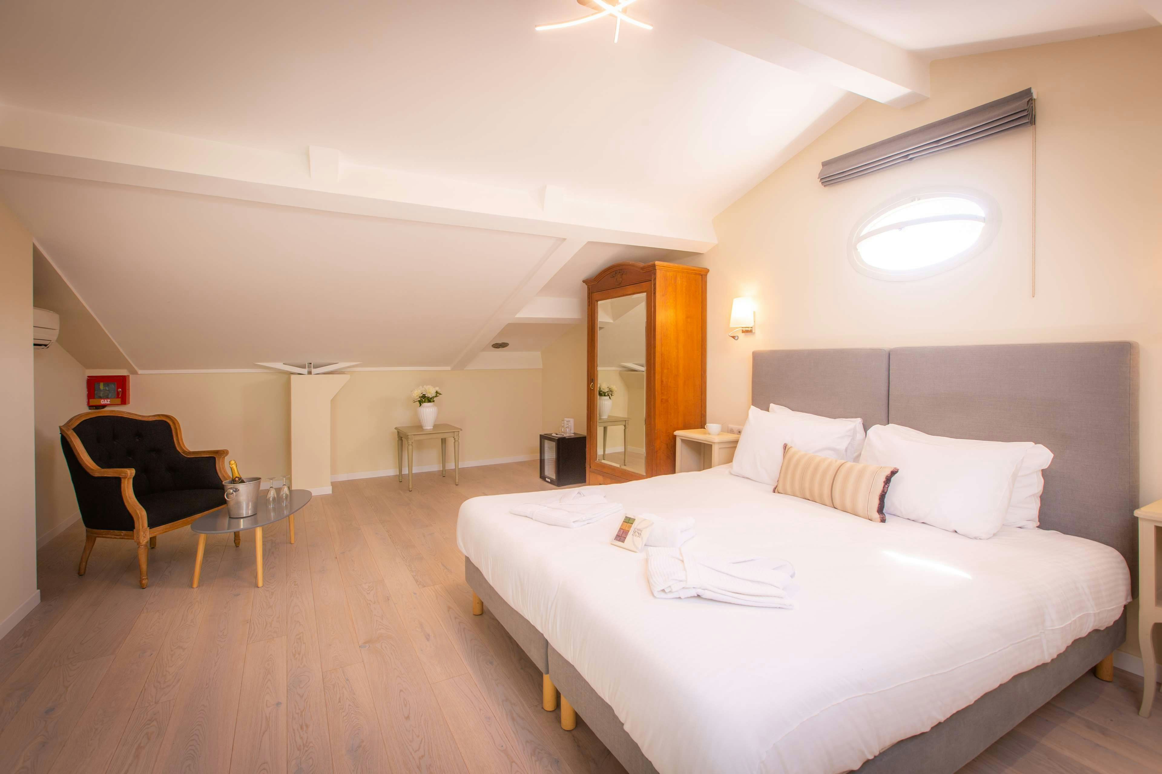 HOTEL LES ARMOIRIES 24/66