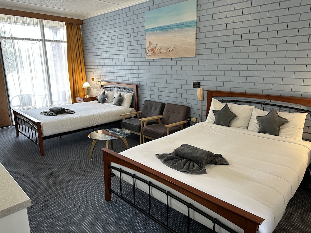 Statesman Motor Inn 25/47