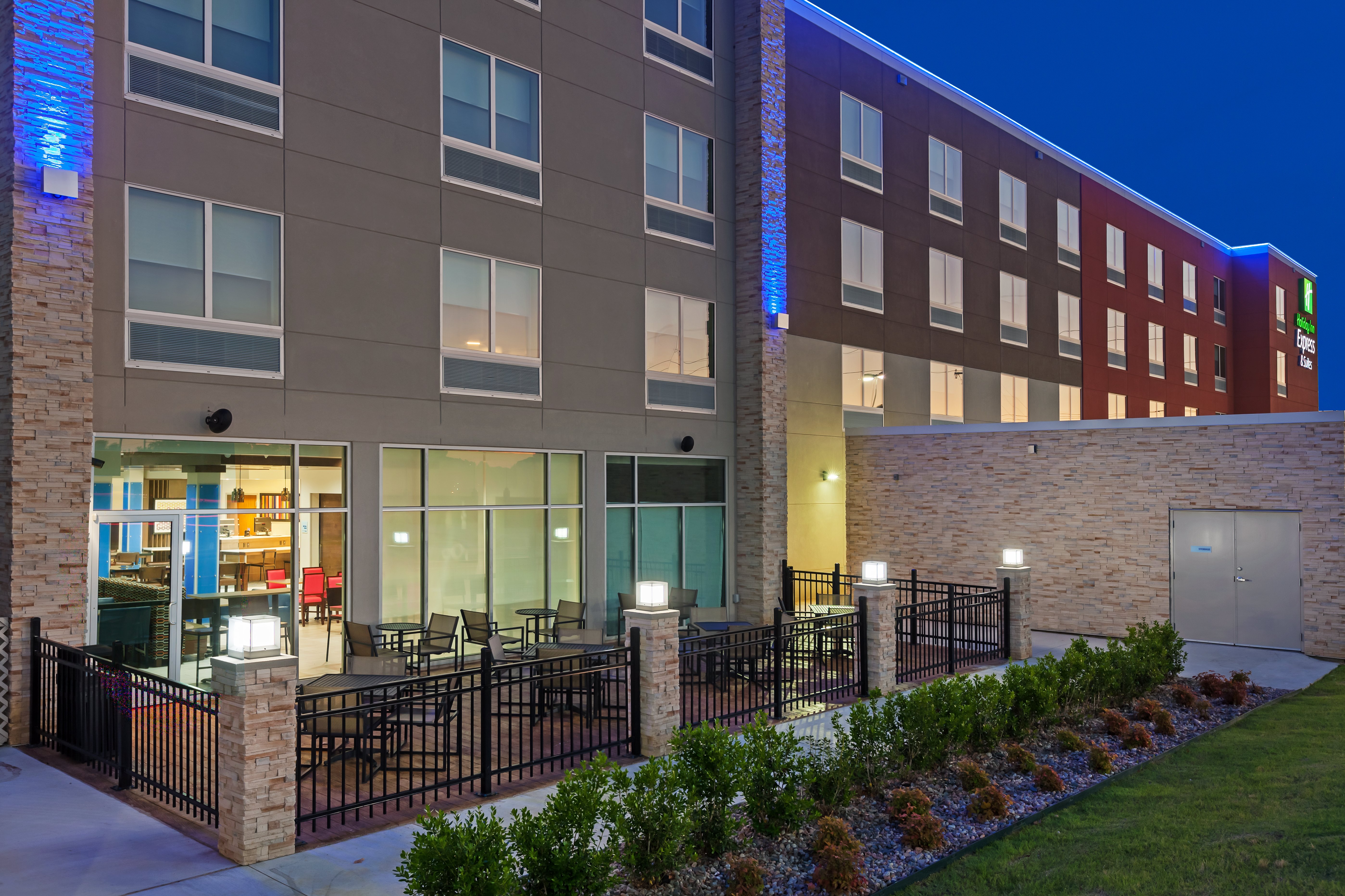HOLIDAY INN EXPRESS & SUITES TULSA SOUTH - WOODLAND HILLS 2/62