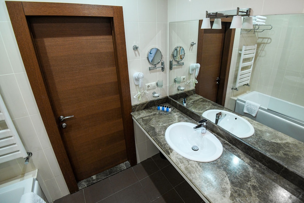 Avenue Hotel Baku 43/45