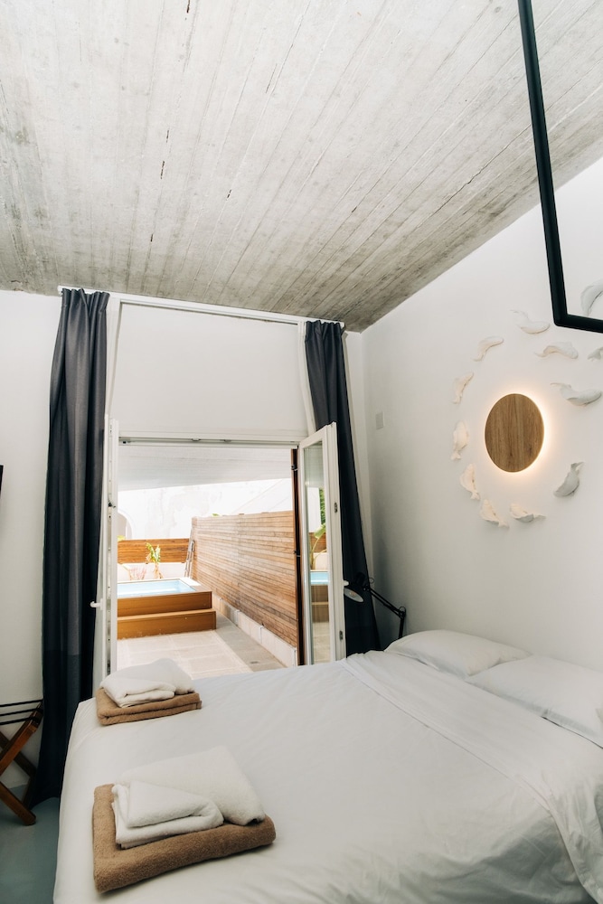 DELUXE, SUITE, HOT TUB