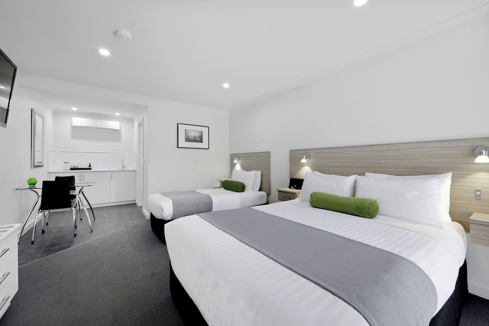 Superior, 1 Queen and 1 Single Bed